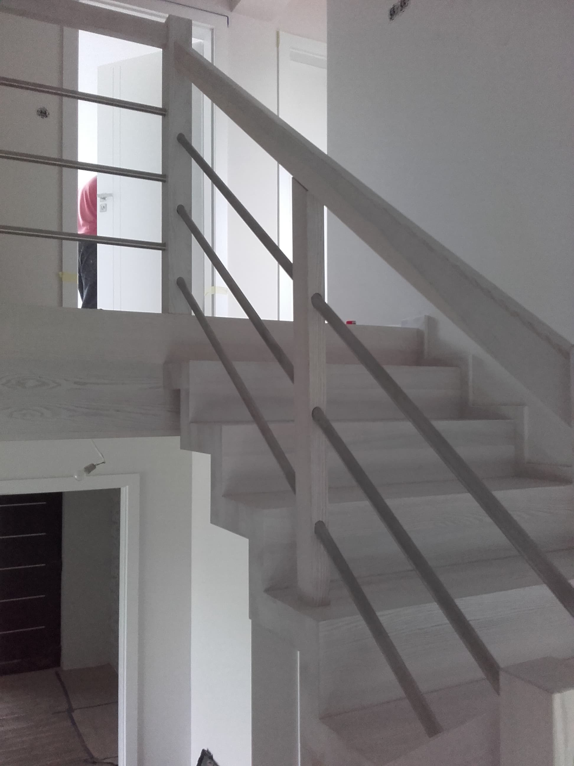 Drewniane schody z naturalnym wykończeniem i tradycyjną balustradą