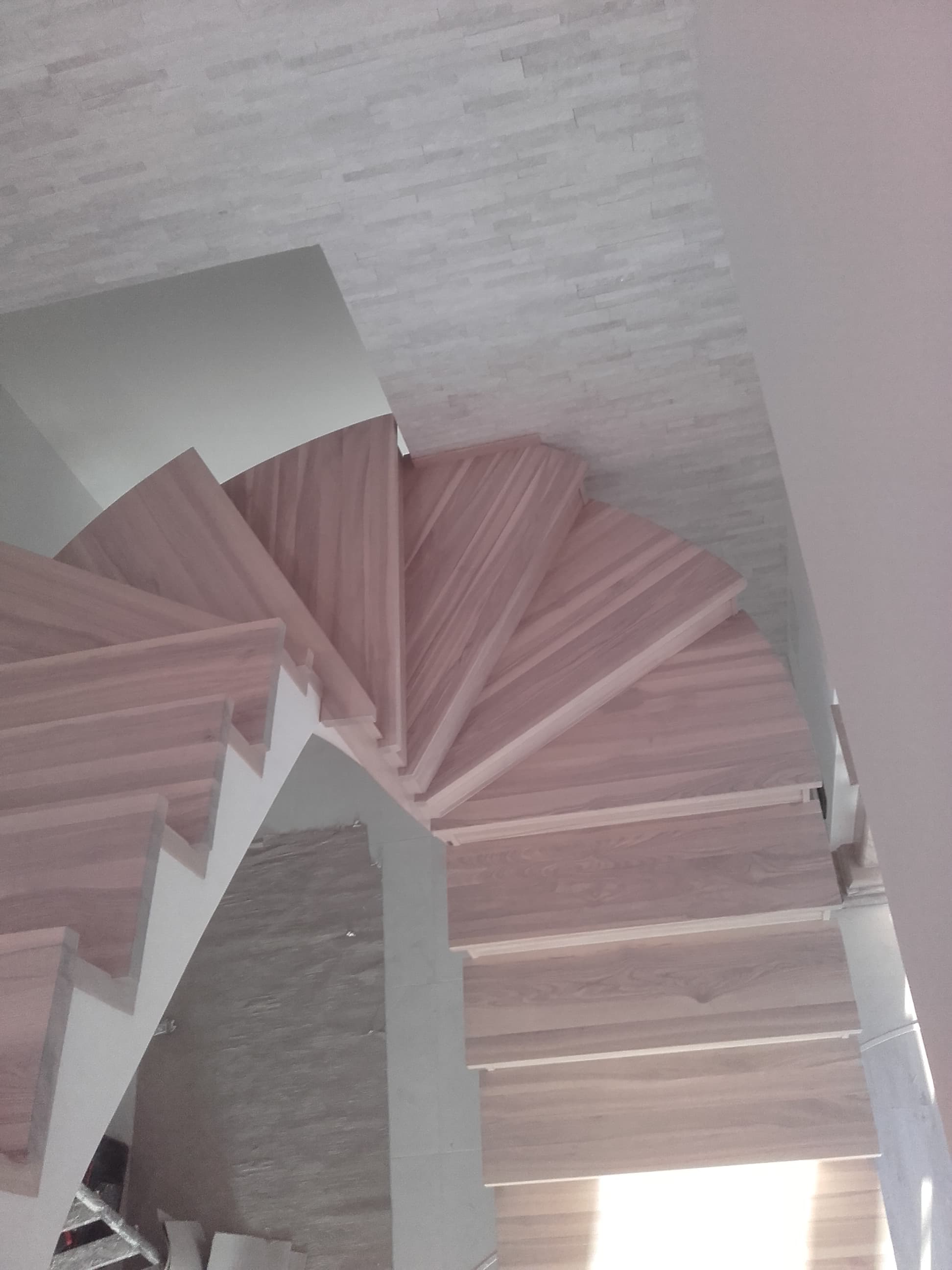 Nowoczesne drewniane schody wewnętrzne z otwartą konstrukcją