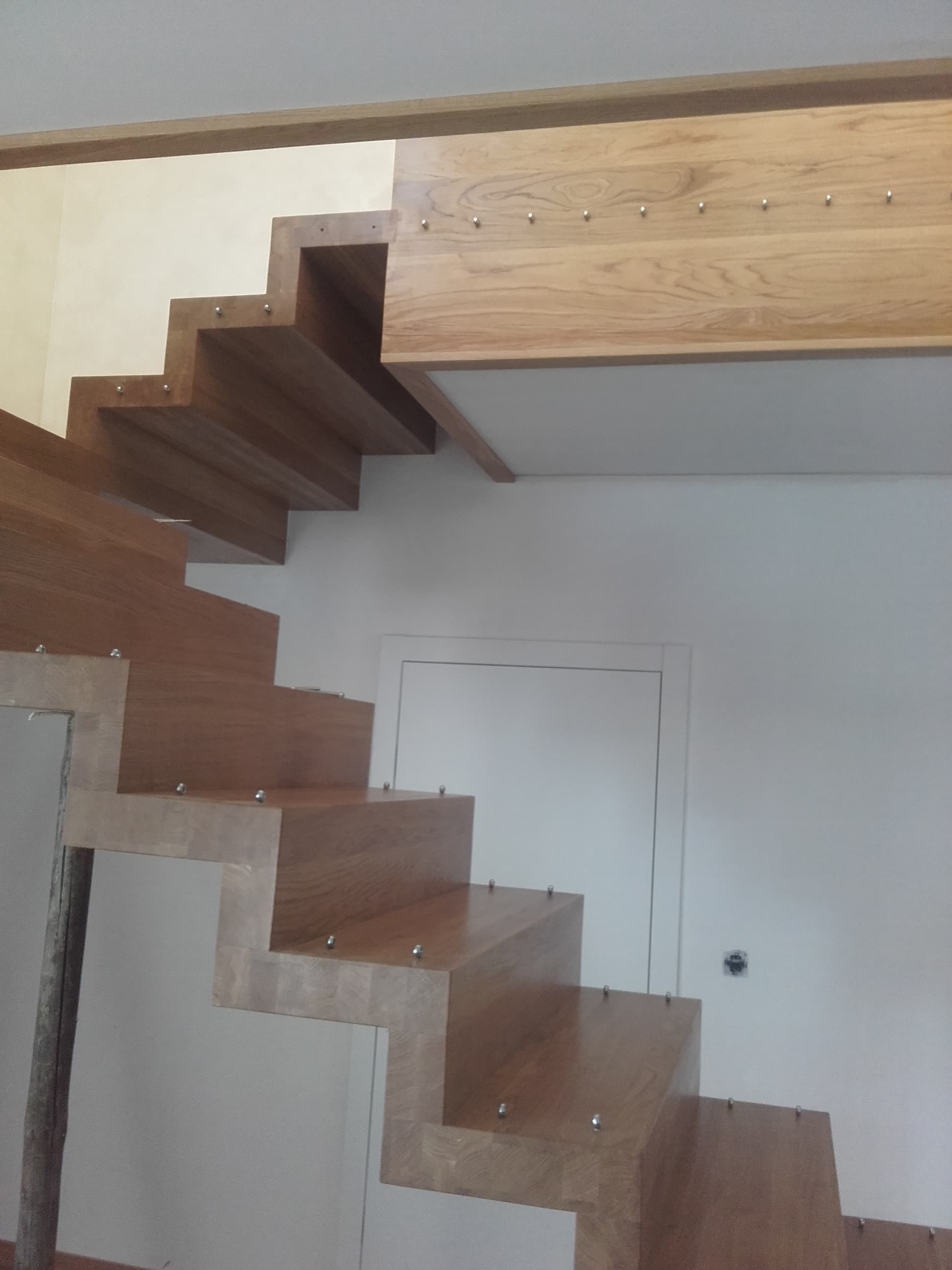 Drewniane schody z pełną balustradą i eleganckim wykończeniem