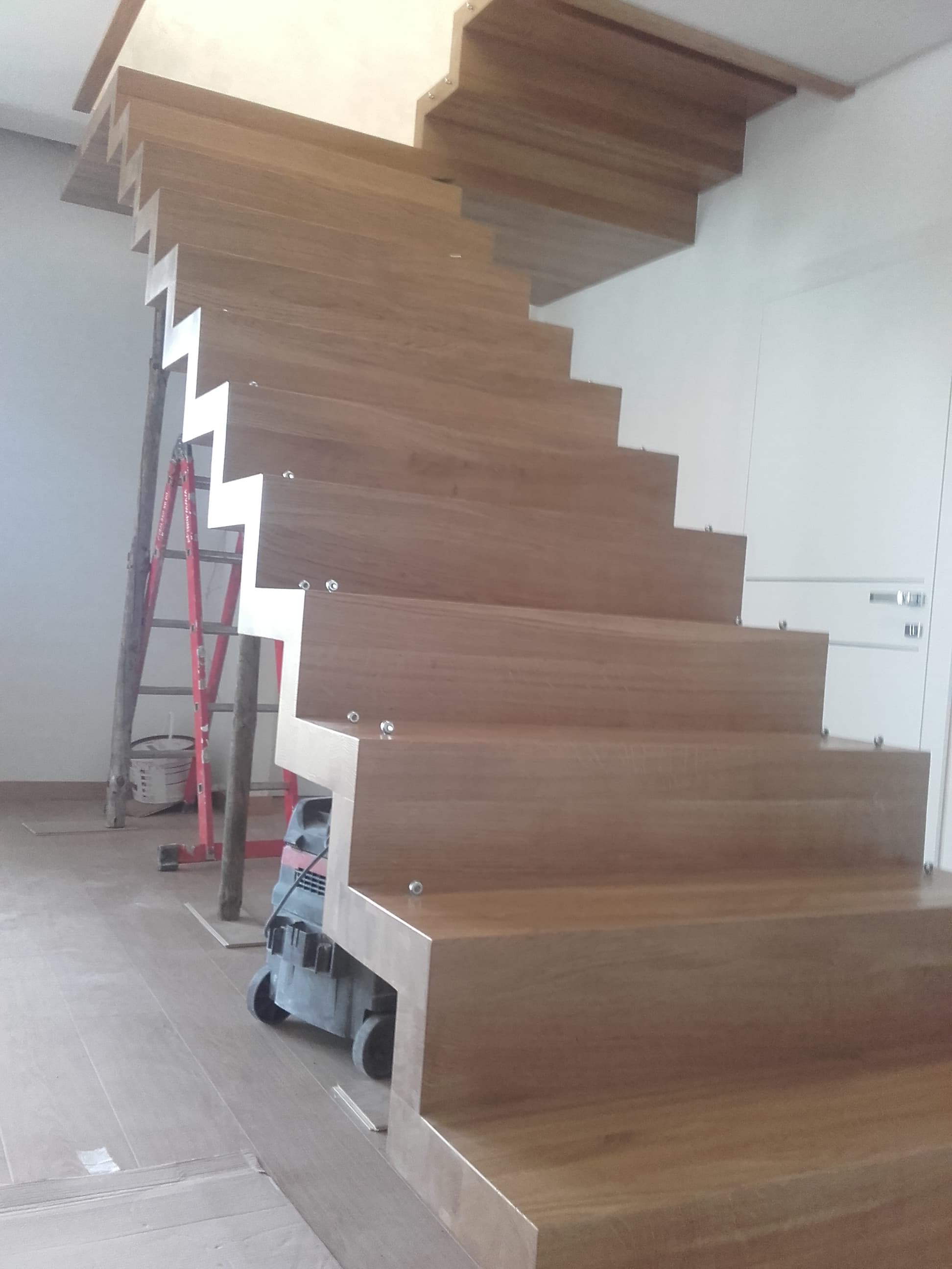 Schody drewniane z klasyczną balustradą i widocznymi detalami stolarskimi