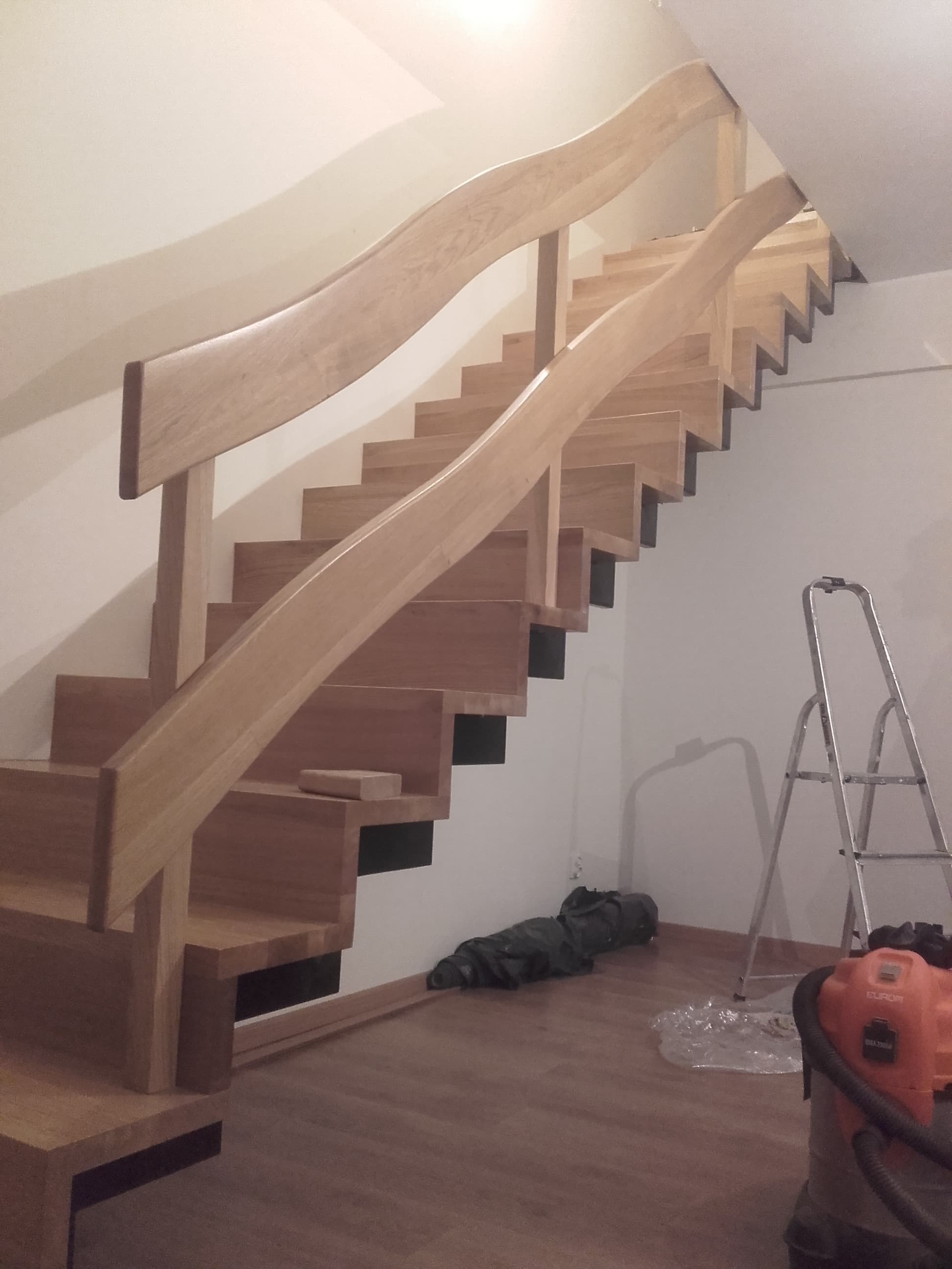 Drewniane schody wewnętrzne z naturalnym kolorem drewna